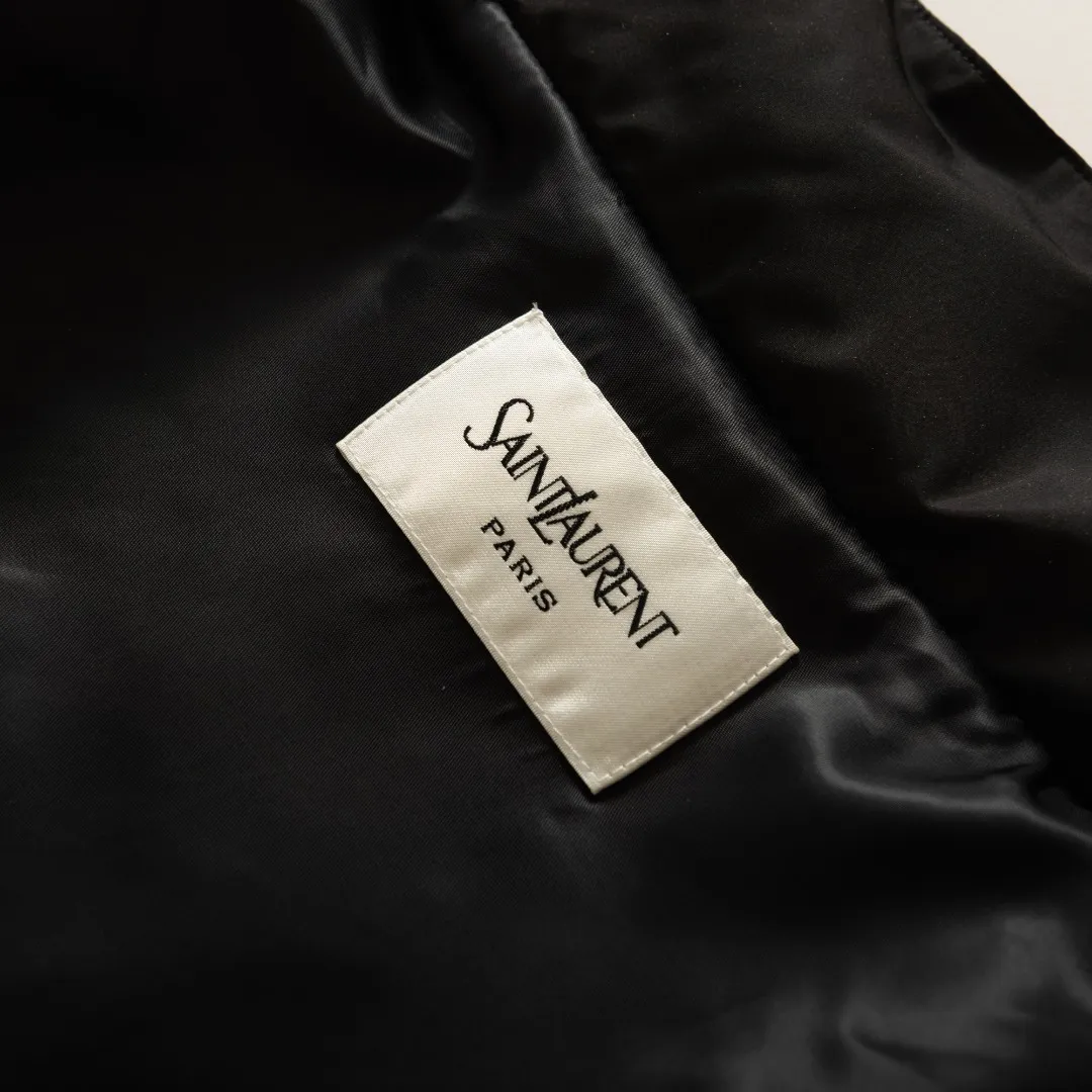 P550 SAINT LAURENT printed hooded jacket Fabric selection: 100% polyester fiber is used to create a tough protective outer layer. It is known for its excellent tear resistance and wear resistance. It can quickly return to flatness during wearing and maintain the crisp and stylish appearance of the clothing for a long time. At the same time, it is not easy to deform after long-term washing, ensuring dimensional stability.  Lining selection: 58% cupro + 42% cotton blend. Cupro ammonia fiber is known as "breathing rayon". Its surface is smooth and soft, and it feels as smooth as silk, cold and silky. The addition of cotton provides natural skin-friendliness. The combination of the two gives the lining a top-notch skin-friendly experience.  Process: The letters are firmly attached to the chest through heat pressing to form a washable and friction-resistant SAINT LAURENT logo print.   Stand collar and dropped shoulders, with round rib drawstring hem.  Accessories: One-to-one customized zipper puller, one-to-one customized collar label, etc. SIZE: 46 48 50 52